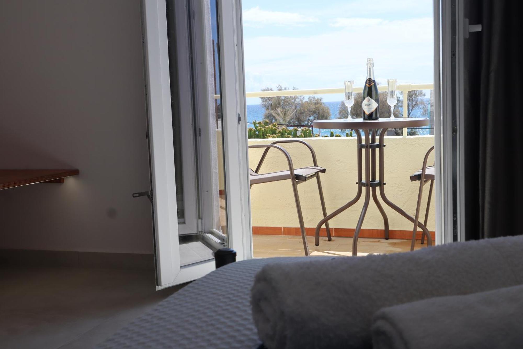 Pension St.George Rooms&Studios Playa de Perivolos Exterior foto